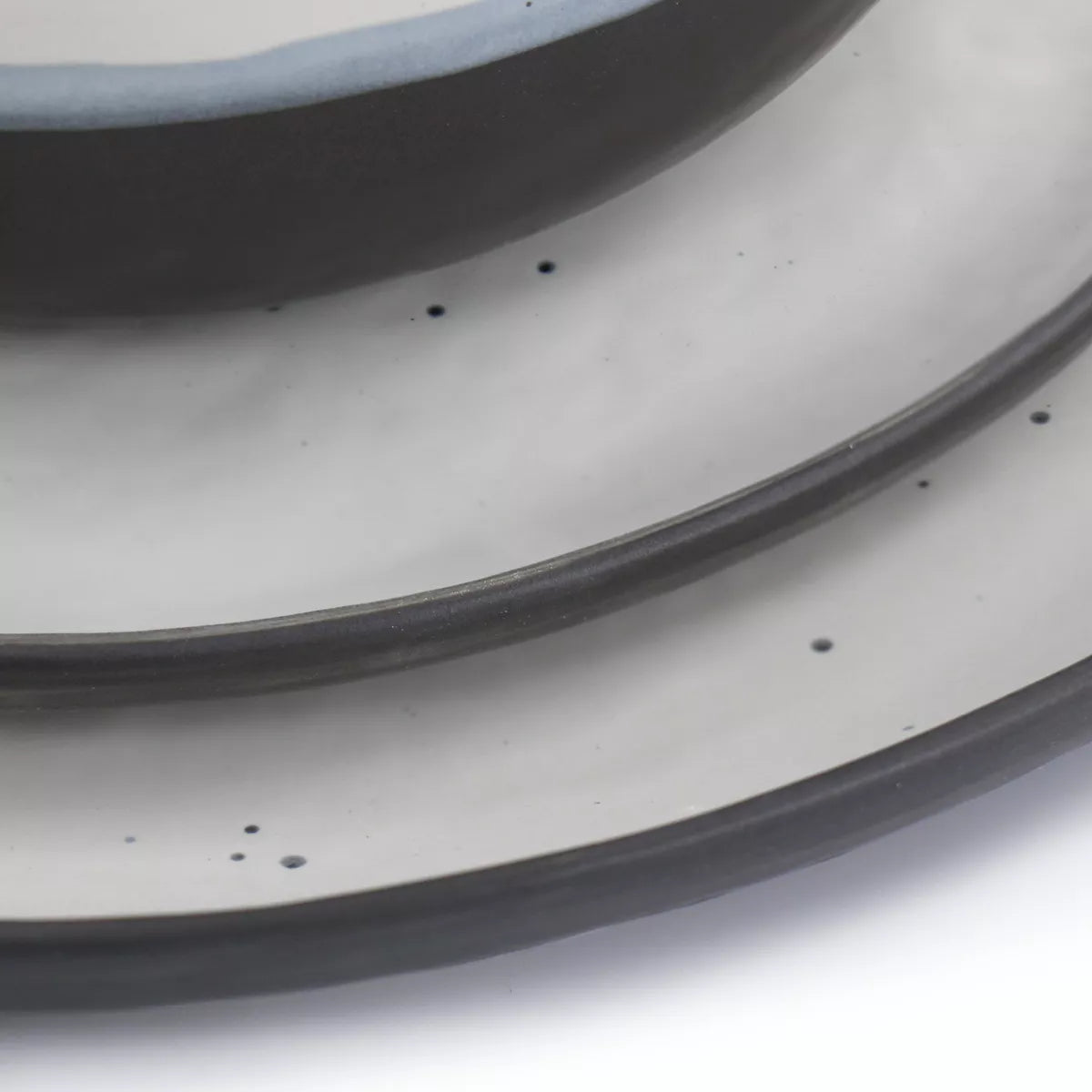 Elevate Your Dining Experience with the Gibson Elite Rhinebeck 16-Piece Round Stoneware Dinnerware Set in Elegant Blue