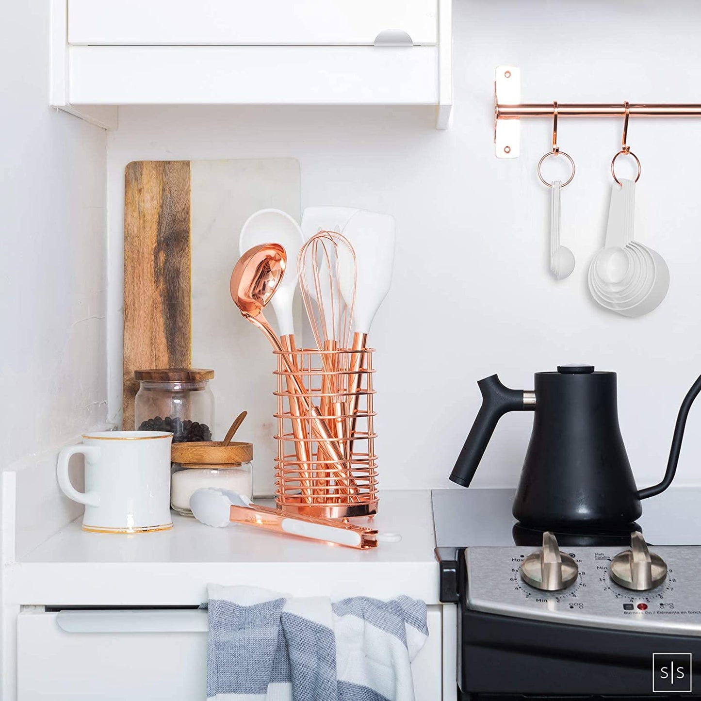 Elevate Your Cooking Experience with Our Stylish 17-Piece White Silicone and Copper Kitchen Utensils Set – Complete with Holder, Measuring Cups, and Spoons for the Modern Chef