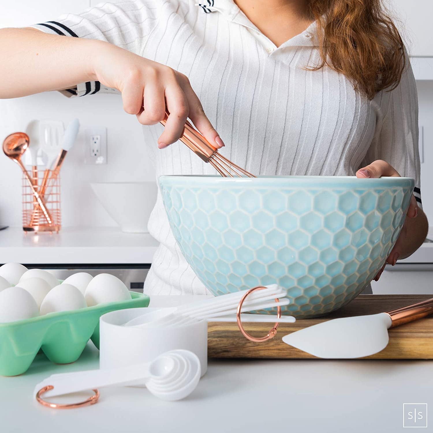 Elevate Your Cooking Experience with Our Stylish 17-Piece White Silicone and Copper Kitchen Utensils Set – Complete with Holder, Measuring Cups, and Spoons for the Modern Chef