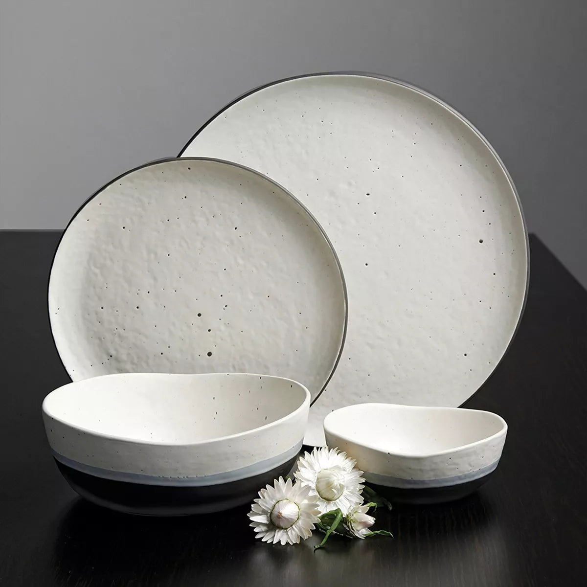 Elevate Your Dining Experience with the Gibson Elite Rhinebeck 16-Piece Round Stoneware Dinnerware Set in Elegant Blue